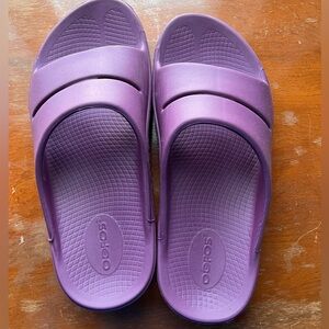 Purple Oofos OOahh slides, men’s 6, women’s 8